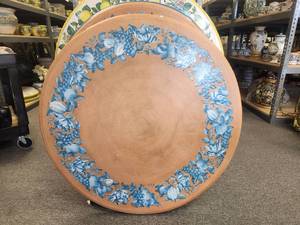 lot 184 image: Tabletop with beautiful fruit motif in blue on a tera cotta background - (42)