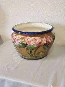 lot 94 image: Cobalt blue accents this beautiful floral cache pot set against a golden background. Galvanized plant stand included (10 x 36H)