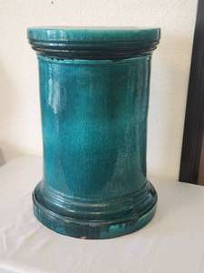lot 156 image: Pedestal in rich jewel colored green
