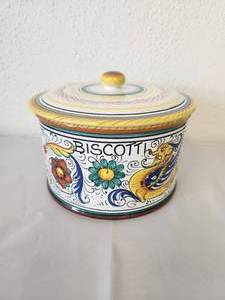 lot 169 image: Large Biscotti lidded jar. Hand-painted in Deruta, Italy in the classic Raffaellesco design (6 x 9)