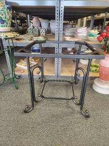 lot 193 image: Square iron base. (29 x 29 x 29)