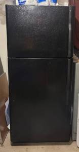 lot 5 image: GENERAL ELECTRIC 18 CU. FT BLACK REFRIGERATOR MODEL GTH18DCDBRBB IN WORKING CONDITION AS SHOWN. CONTENTS WILL BE CLEANED OUT.