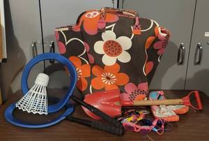 lot 14 image: LARGE BEACH BAG WITH ACCESSORIES AS SHOWN.