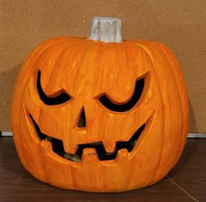 lot 20 image: LARGE SIZE DECORATIVE HALLOWEEN PUMPKIN AS SHOWN.