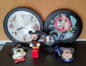 lot 38 image: MICKEY MOUSE COLLECTIBLES INCLUDING CLOCKS, MOUSE, TAPE DISPENSER AND MORE AS SHOWN.