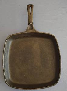 lot 82 image: VINTAGE WAGNER WARE SIDNEY O SQUARED SKILLET AS SHOWN. CHECK IT OUT