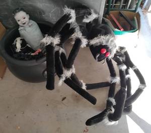 lot 122 image: LOT OF ASSORTED HALLOWEEN DECOR AS SHOWN.