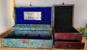 lot 17 image: JEWELRY BOXES IN STYLESDESIGNS AS SHOWN.