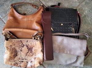 lot 18 image: PURSES  HANDBAGS IN STYLESDESIGNS AS SHOWN.