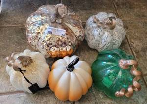 lot 26 image: GLASS DECORATIVE PUMPKINS AS SHOWN.