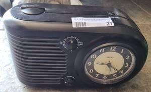 lot 27 image: BIG BEN RADIO MODEL 80192 AS SHOWN.