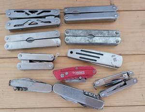 lot 77 image: LOT OF MULTI-FUNCTION KNIVES AS SHOWN.
