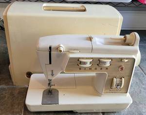 lot 86 image: SINGER GOLDEN TOUCH AND SEW II SEWING MACHINE AS SHOWN.