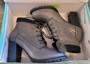 lot 92 image: MAURICES SHOES IN BOX AS SHOWN.