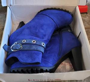 lot 93 image: KISSES SHOESBOOTS IN BOX AS SHOWN.
