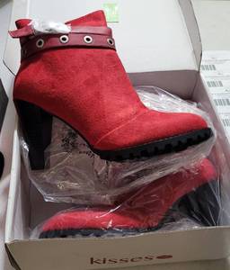 lot 151 image: KISSES SHOESBOOTS IN BOX AS SHOWN.