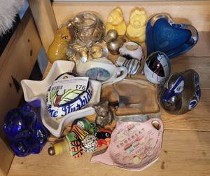 lot 176 image: LOT OF ASSORTED HOME DECOR AS SHOWN.