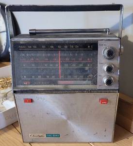 lot 184 image: VINTAGE AIRLINE 5-BAND RADIO AS SHOWN.