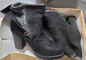 lot 188 image: MOSSIMO SHOESBOOTS IN BOX AS SHOWN.