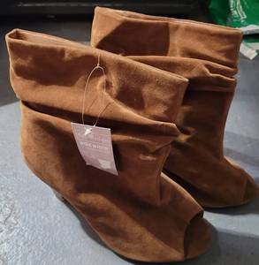lot 195 image: SHOESBOOTS AS SHOWN.