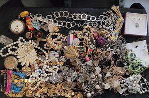 lot 211 image: LOT OF JEWELRY AS SHOWN.