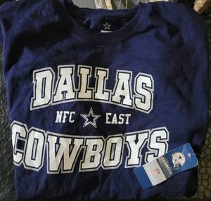 lot 213 image: NEW DALLAS COWBOYS T-SHIRT WITH TAGS AS SHOWN.