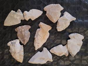 lot 221 image: ARROWHEADS AS SHOWN.