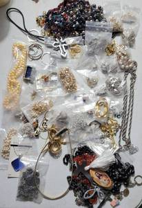 lot 224 image: LOT OF ASSORTED JEWELRY AS SHOWN.