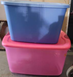 lot 226 image: (2) CONTAINERS WITH LIDS AS SHOWN. (SOLD 2 X THE MONEY)